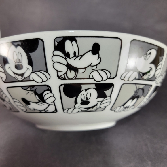 Disney Serving Bowl Mickey Mouse Goofy Grid Black White Gray 9 1/2" Zrike Brands - Picture 10 of 13